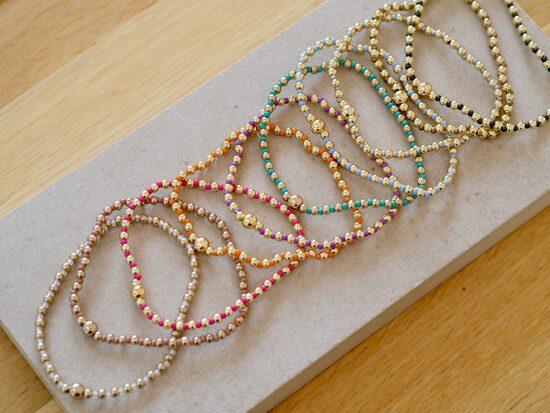 Perlenarmband bunt / gold