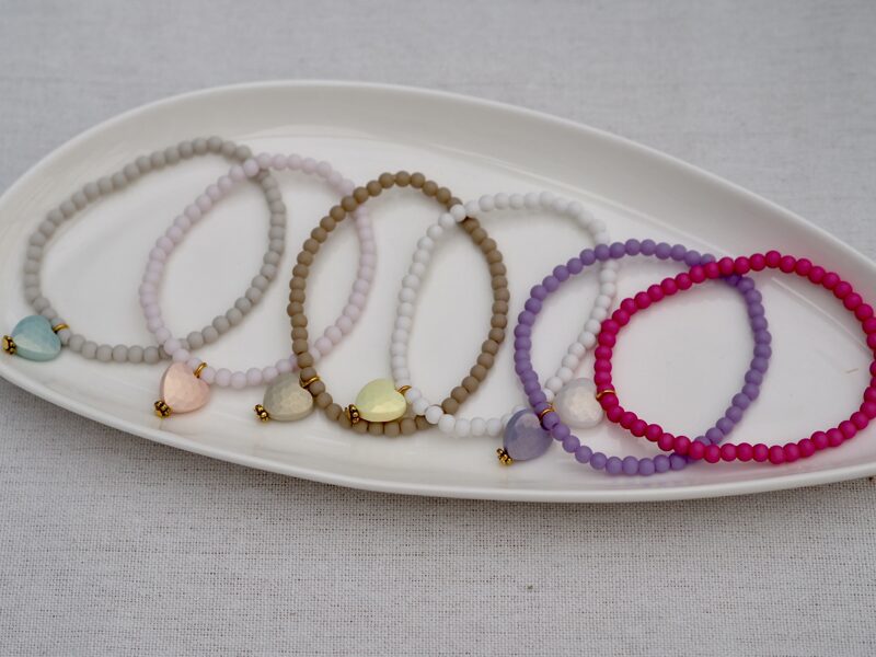 Perlenarmband mit Herzanhänger bunt