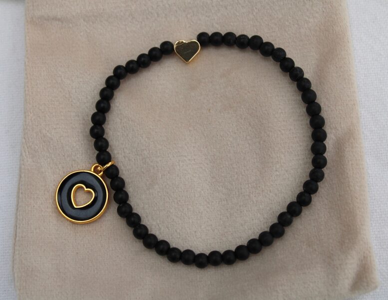 Armbänder mit verschiedenen Anhängern