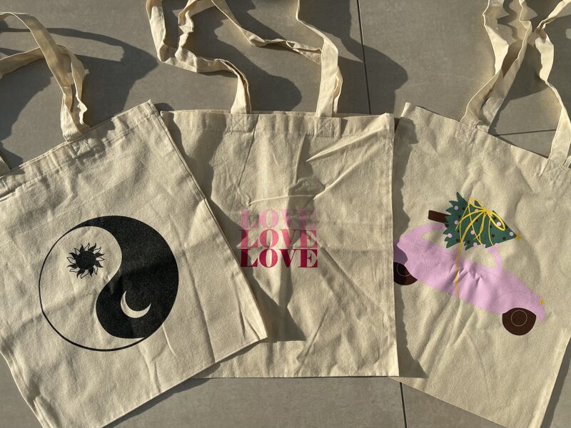 Stofftasche mit verschiedenen Aufdrücken 